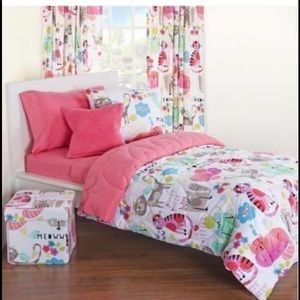 Little girls queen bedroom decor by Crayola